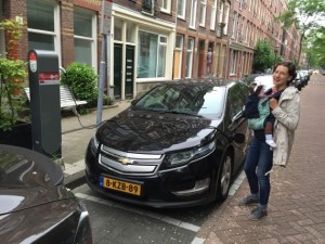 Chevy-Volt-charging-Amsterdam-Holland-570x428